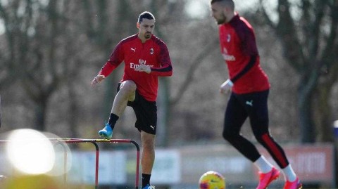 米兰内洛的蓝光：红黑军团向决赛发起最后冲刺