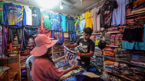 孟加拉店主与梅西球衣的珍贵合影，见证跨越国界的挚爱