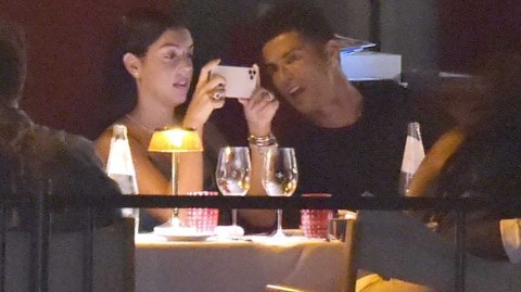 C罗与乔治娜的意大利小镇之夜：蓝色裙摆摇曳的浪漫