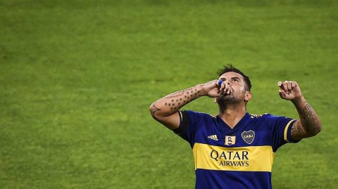 糖果盒的蓝白心跳：博卡青年与纽维尔老男孩共同缅怀永恒的迭戈