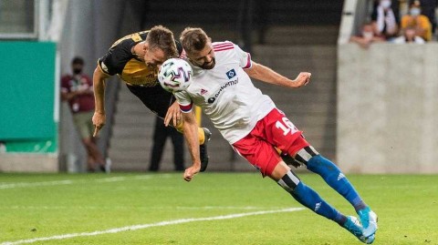 德国杯爆冷门：德累斯顿迪纳摩四球狂胜汉堡，赛场内外一片哗然