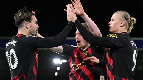 英超激战：蓝月军团客场告捷，魔人布哈兰德力破利兹联