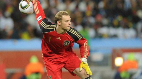 德甲黄金十年之诺伊尔：门卫传奇，重塑钢铁战衣的灵魂