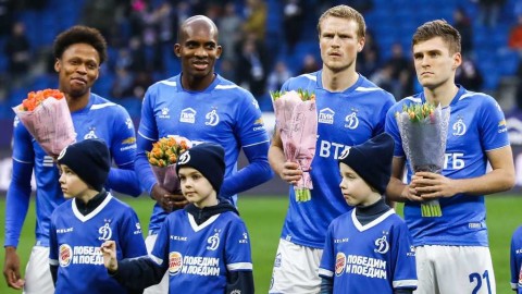 疫情下的俄超温情一幕：莫斯科迪纳摩三将确诊，对手仗义延赛