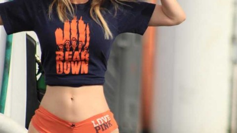 圣诞邂逅桑巴热情 巴西足球宝贝安娜·布拉加闪耀洛杉矶街头