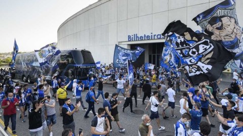 巨龙英雄归来！波尔图球迷午夜机场燃情接机，共庆冠军之路