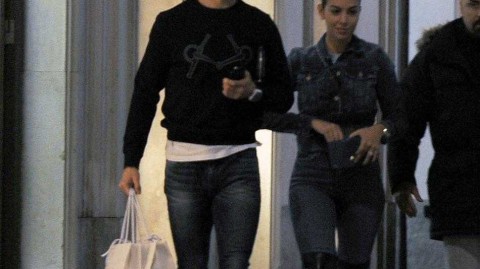 C罗携女友乔治娜奢购狂欢，霸道总裁柔情一面尽显