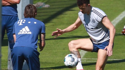 蛰伏中的王者脚步：二二年春天，拜仁慕尼黑在寂静中蓄力