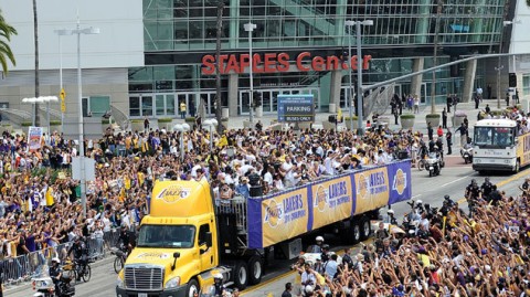 回溯经典：2010年湖人夺冠游行盛况，科比与加索尔的荣耀时刻