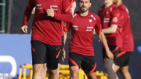 安塔利亚的阳光与梦想：土耳其国家队欧洲杯前最后冲刺