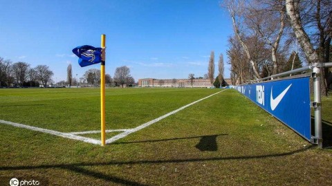 空荡球场与飘扬队旗：柏林赫塔疫情下的寂静春天