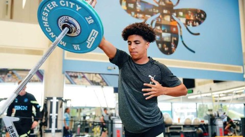 曼城全员训练备战英联杯关键战