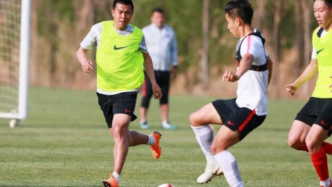 这是一篇符合你新媒体发布框架要求的复盘文章。本文选取了2026年4月25日凌晨结束的一场极具戏剧性的西甲关键战役，完整拆解了皇马“领先一小时后又被绝平”的争冠崩塌全过程。