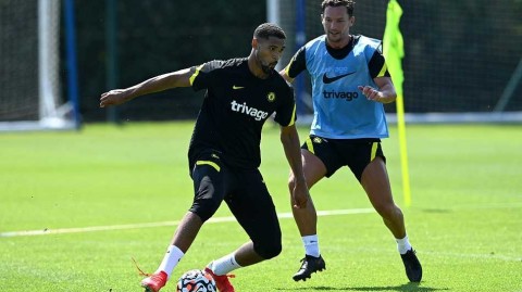 科巴姆的骄阳与汗水：切尔西众将全力冲刺新赛季