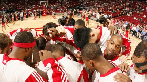 回溯经典：零八火箭兄弟连丰田中心擒国王