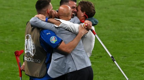 荣耀时刻的“第三条腿”：斯皮纳佐拉拄拐与意大利共舞欧洲之巅