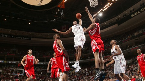 盘点姚麦时代经典战役：2009年火箭负76人回顾