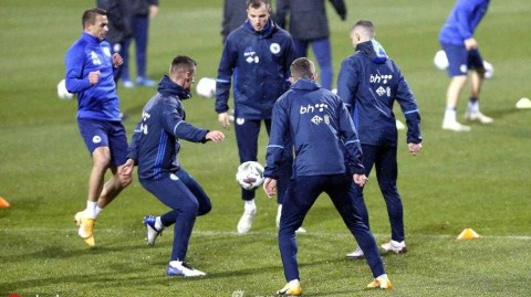 战火中绽放的金百合：波黑国家队萨拉热窝寒夜静候意大利