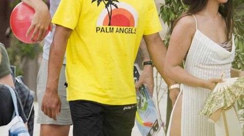 地中海暖阳下的眷恋，张伯伦与女友九年爱情长跑的温馨定格