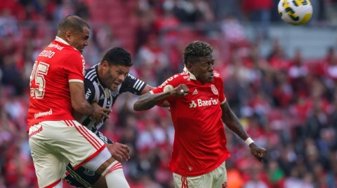 绿茵烽火：巴西国际三球完胜米内罗竞技的激情瞬间