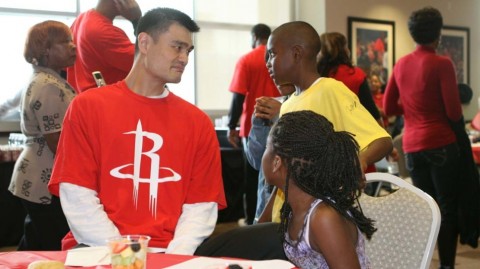 二〇二六回顾：姚明慈善行与火箭旧将温情瞬间