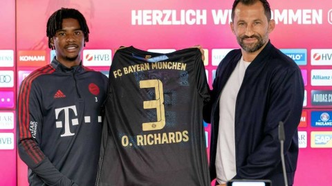 新援奥马尔-理查兹正式亮相拜仁 梦想照进安联球场