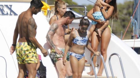 梅西苏亚雷斯携家眷伊比萨岛度假，游艇上尽享惬意兄弟时光