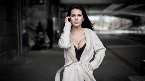 绿茵场外的柔情：曼城飞翼安赫利诺与他的纯美缪斯