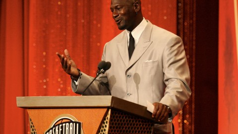 乔丹泪洒二零零九名人堂典礼，飞人传奇铸就篮球永恒丰碑