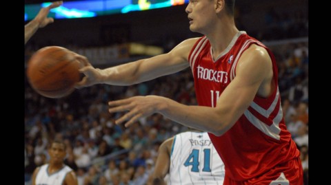 2026年回顾经典：姚明禁区搏杀钱德勒的篮下统治艺术