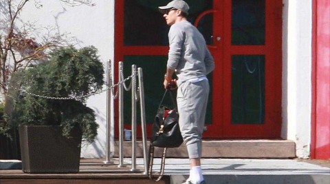 直击：莱万右膝韧带受伤，返回慕尼黑训练中心养伤全记录