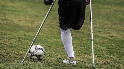 灰烬中盛放的生命之花：巴勒斯坦截肢青年的足球梦想