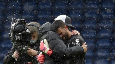 硬汉也柔情，阿利松绝杀后泪洒赛场：这粒头球，献给天堂的父亲