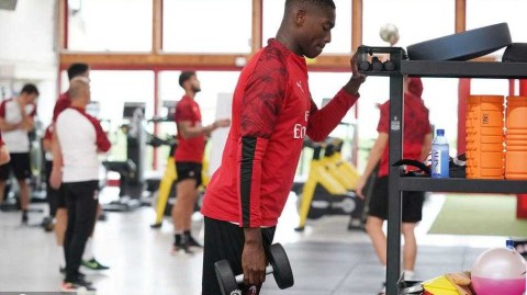 红黑军团全力冲刺，米兰内洛健身房内的汗水与决心