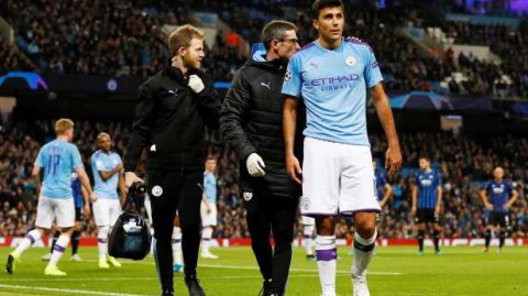 瓜迪奥拉场边怒火瞬间！罗德里伤退引发换人风波，斯通斯慢吞吞险酿更衣室矛盾