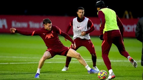 红军训练场上洒满阳光 萨拉赫蒂亚戈嬉笑对脚展团队温情