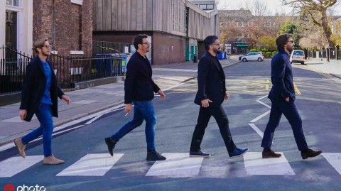 米兰传奇漫步利物浦街头，以复古造型深情致敬披头士