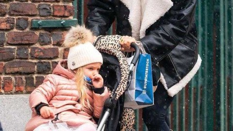 冬日里的温暖守护 伊莲娜与女儿的爱意纽约街头