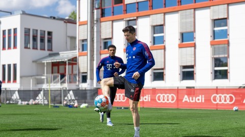 莱万领衔德甲霸主备战冲刺 安联球场外的汗水与专注