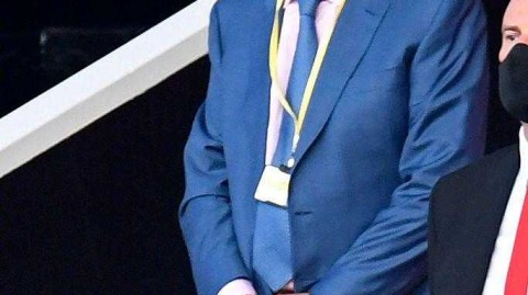 弗格森重返梦剧场见证绝平，口罩佩戴失误引发球迷善意调侃