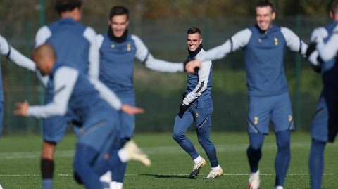 白百合蓄势待发：镜头下的热刺欧联杯赛前备战