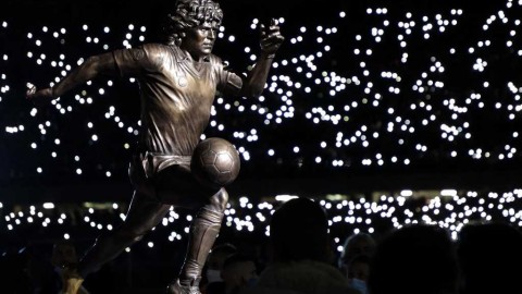 永恒的神话：那不勒斯主场为马拉多纳雕像举行正式揭幕仪式