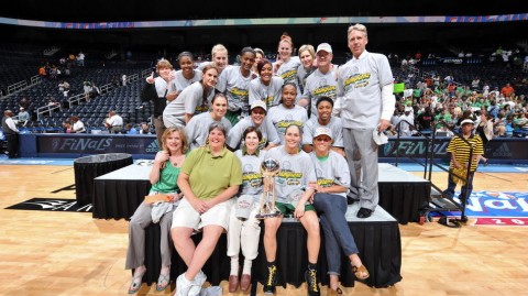 二六年九月十七日风暴女篮加冕总冠军庆典纪实