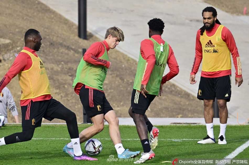 前锋卢卡库在训练中起脚射门，展现出强力中锋的爆发力，身旁的防守队员奋力干扰。