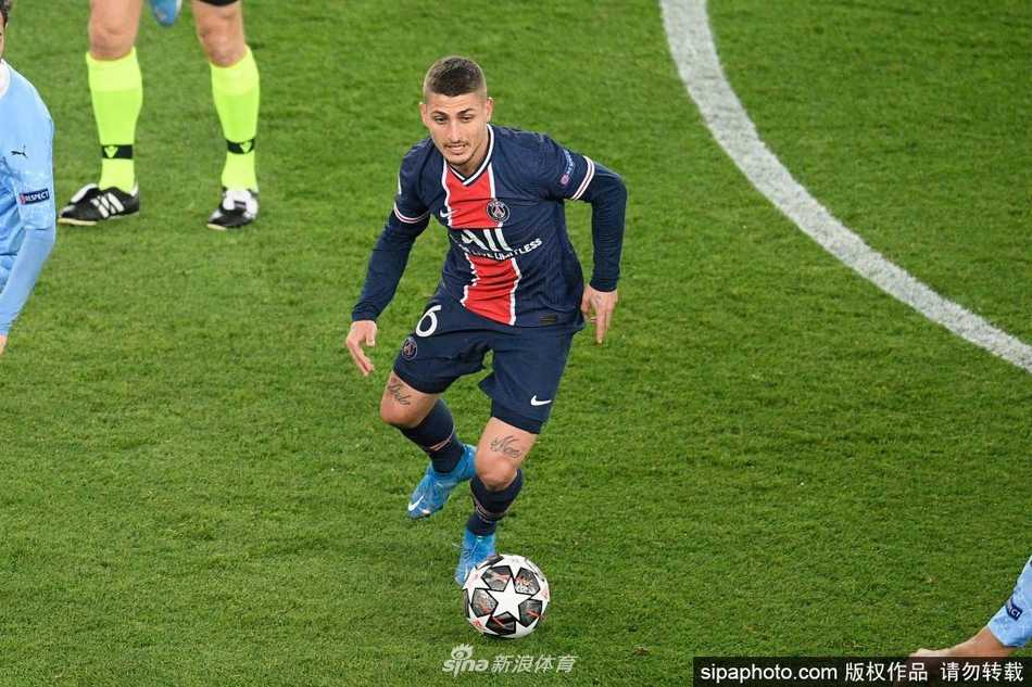 维拉蒂在训练场上神情落寞，手抚右膝，仿佛已经预感到了伤情的严重，眼神中充满了对赛季戛然而止的不甘与无奈。