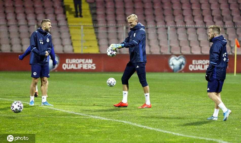 阳光穿透云层，洒在泽尼察的训练基地，球员们进行着激烈的攻防转换，人影交错间，仿佛能听见球鞋与草皮摩擦出的战斗号角。