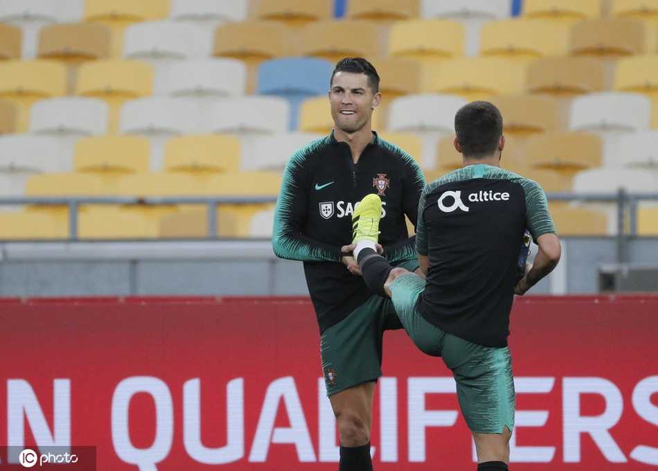 备战结束，C罗独自一人加练核心力量。夕阳的余晖洒在他线条分明的肌肉上，汗水顺着脊背流下，这份日复一日的严苛自律，正是他能够在34岁高龄依然保持巅峰状态的终极秘密。