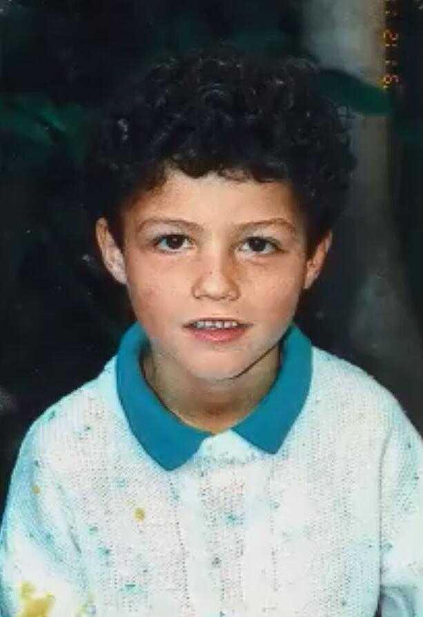 曼聯時期的C羅，一頭用發膠精心打理的金色捲髮，舉手投足間已初顯時尚寵兒的風采。