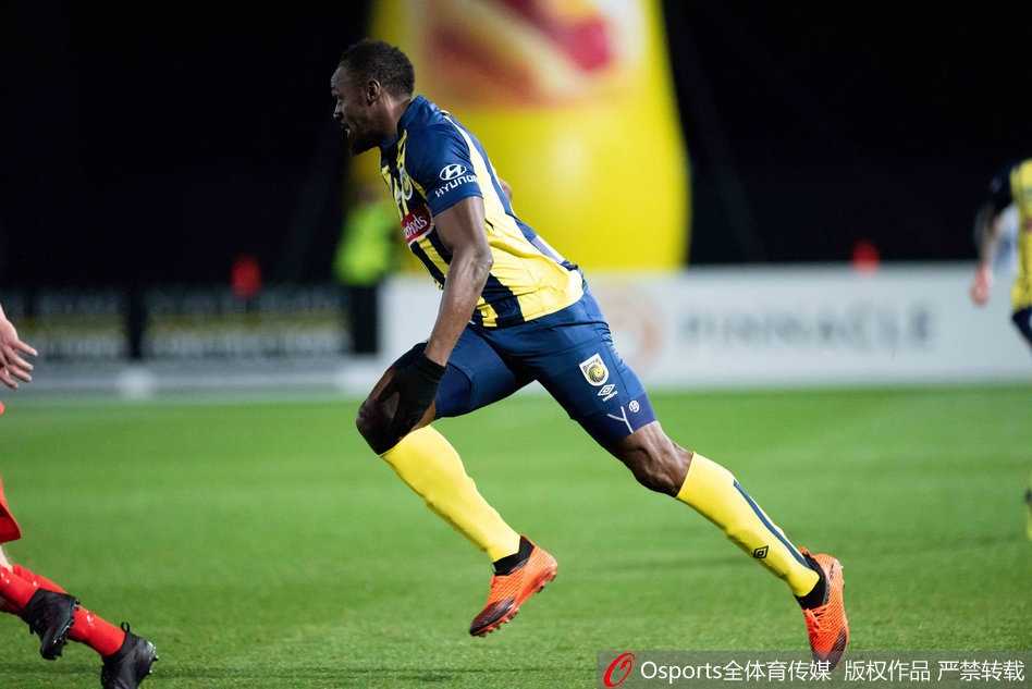 身穿多特蒙德训练服的博尔特，在跑道上咧嘴大笑，仿佛将田径场上的自信与快乐一同带到了绿茵场边。