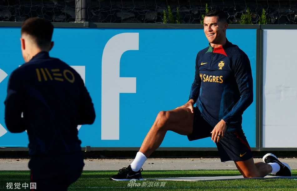 C罗起脚大力抽射，皮球如出膛炮弹般飞向球门，霸气不减当年